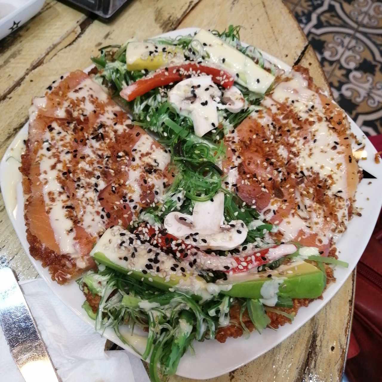 Pizza de vegetales y salmón