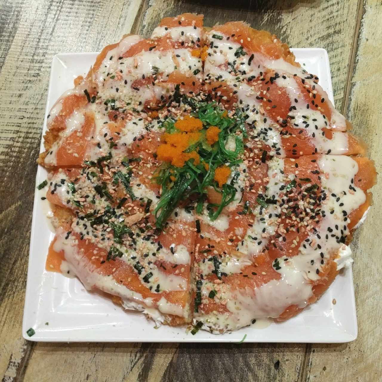 Sushi pizza de salmón