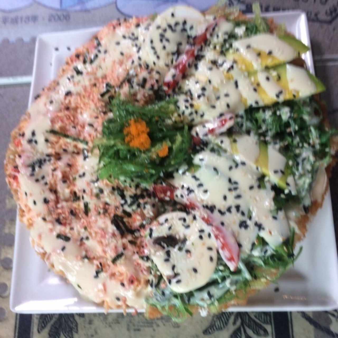 Sushi pizza de cangrejo y vegetales