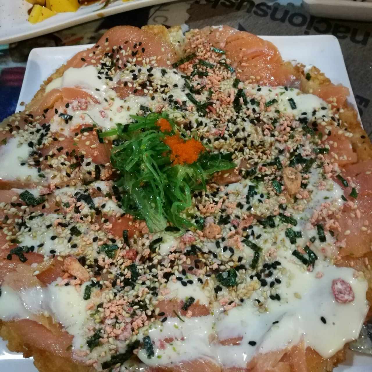 Sushi pizza de salmón