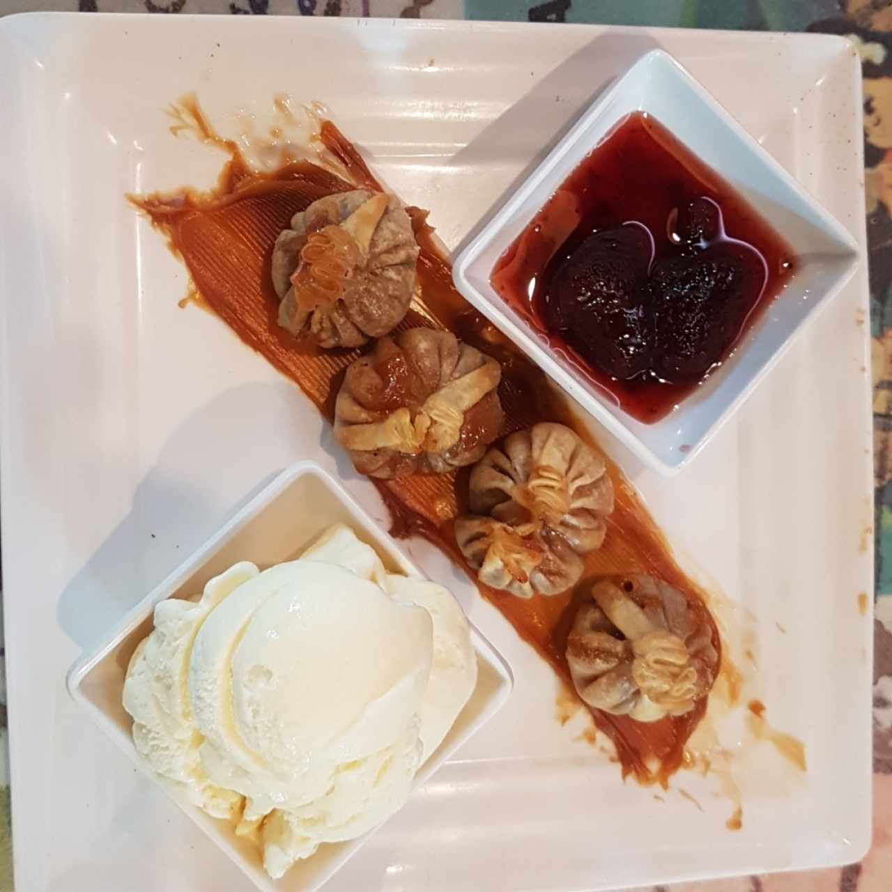 Wantan frito con Dulce de majar y helado.