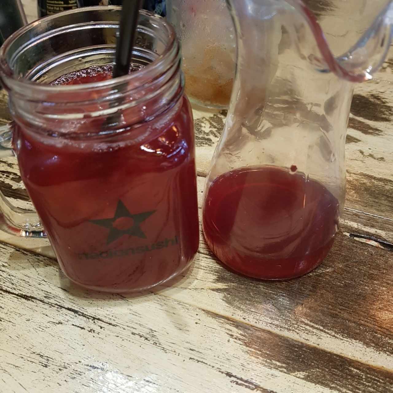 Infusión de flor de jamaica y frutas