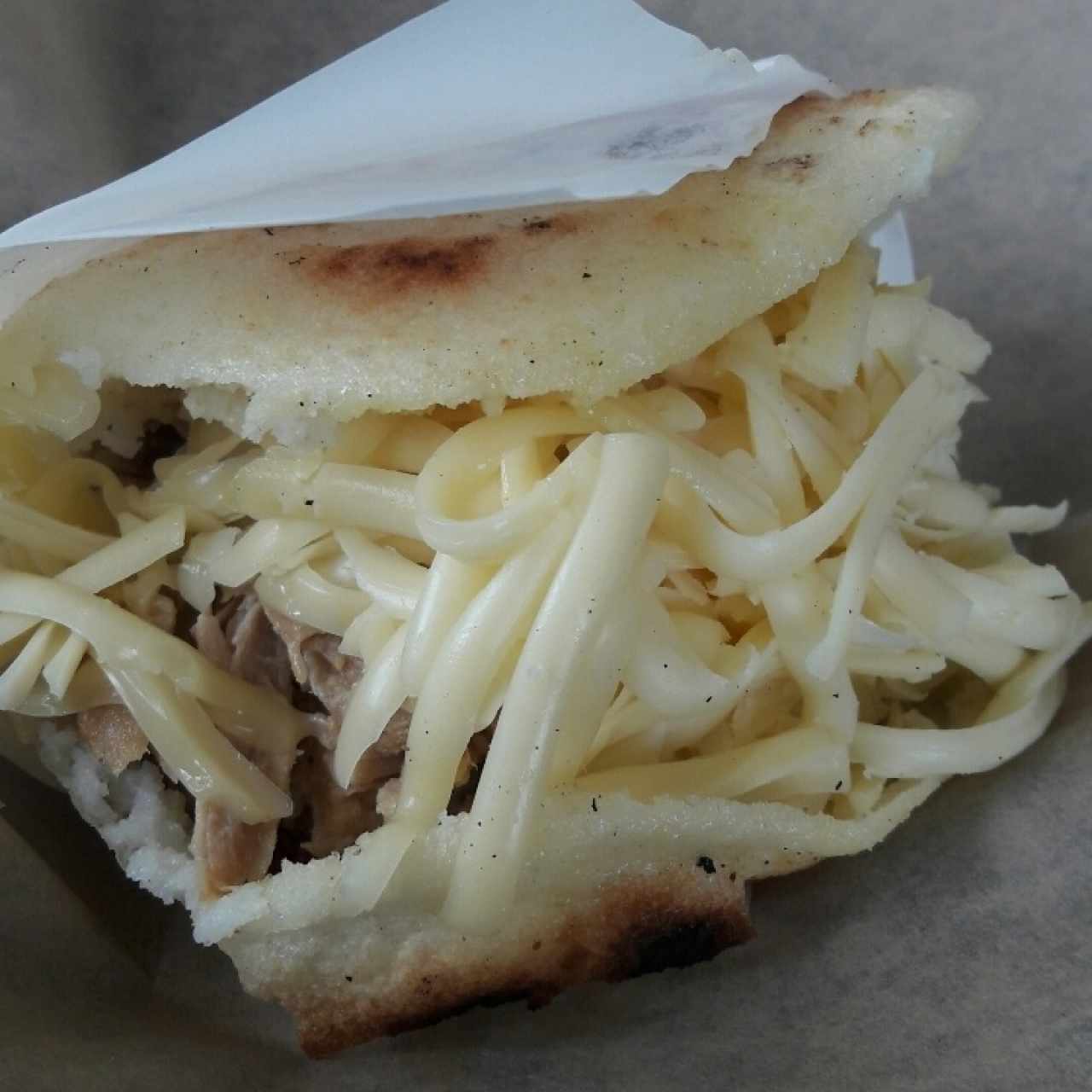 arepa con pernil y queso