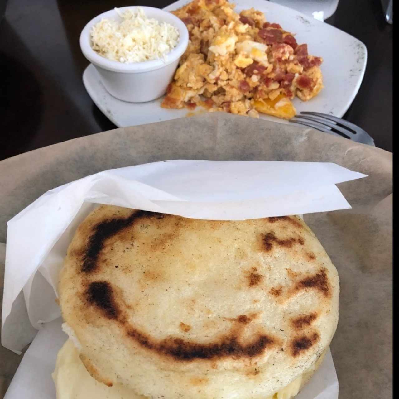 arepa de telita y porcion de perico