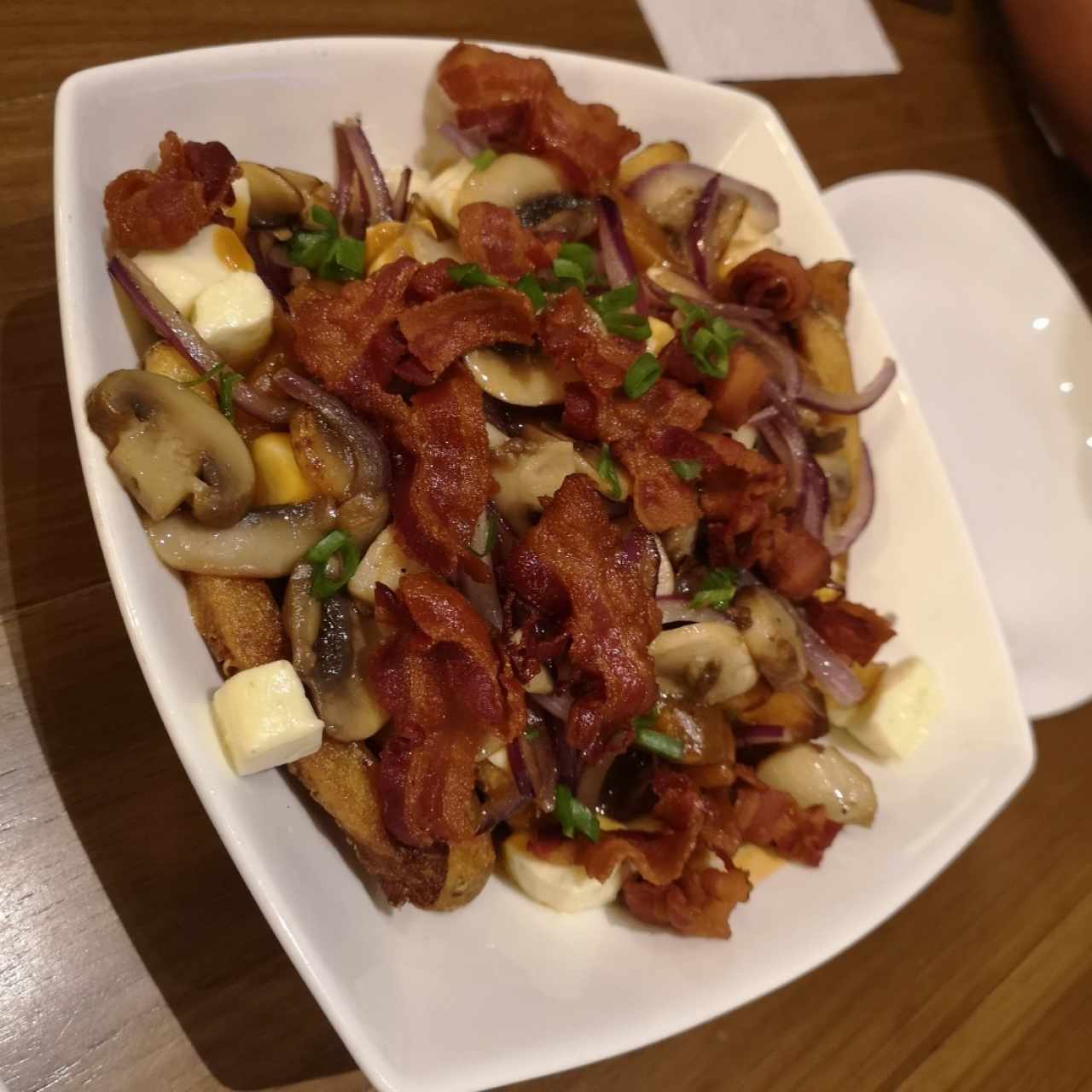 poutine con bacon