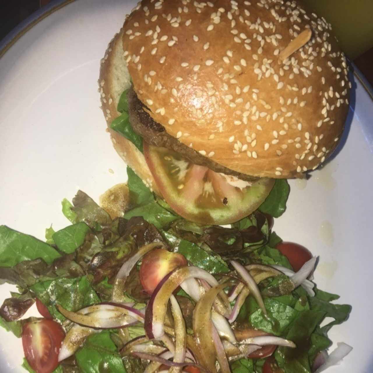 hamburguesa con ensalada