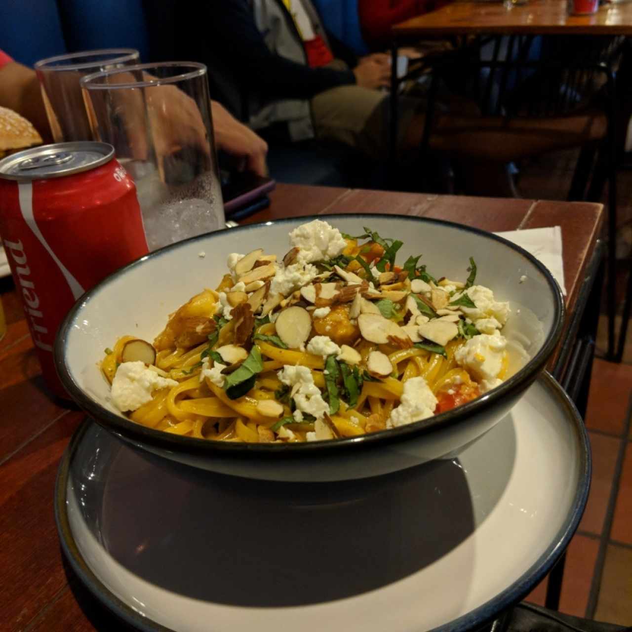 Pasta con camarones y almendras