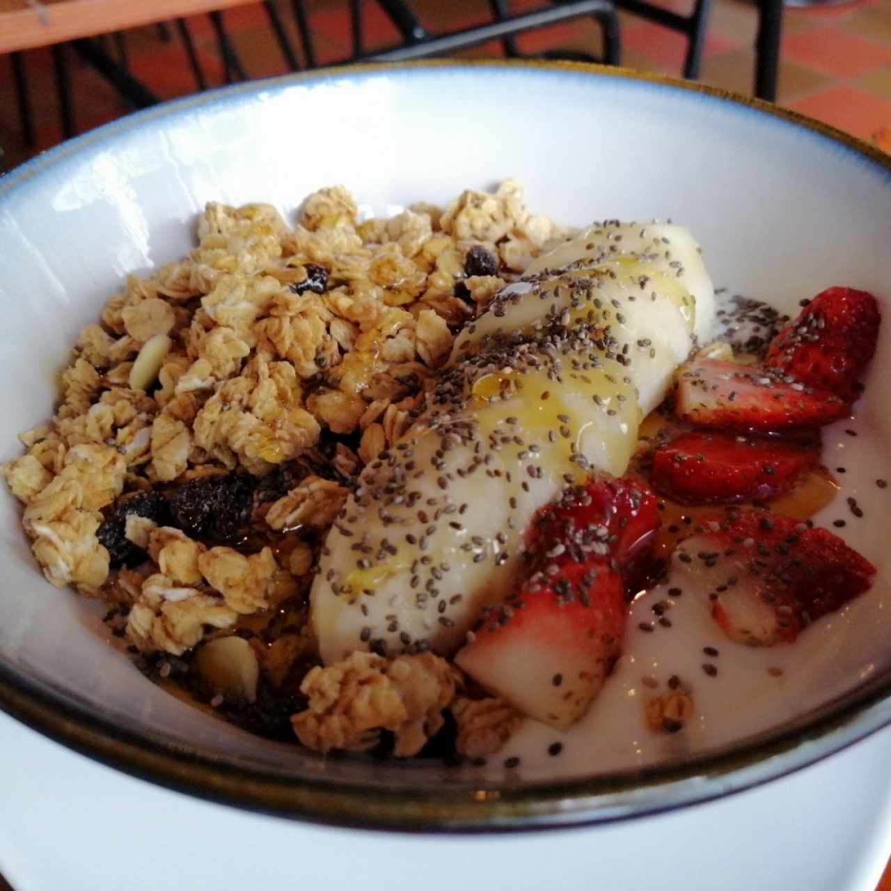bowl de granola, fruta y yogurt