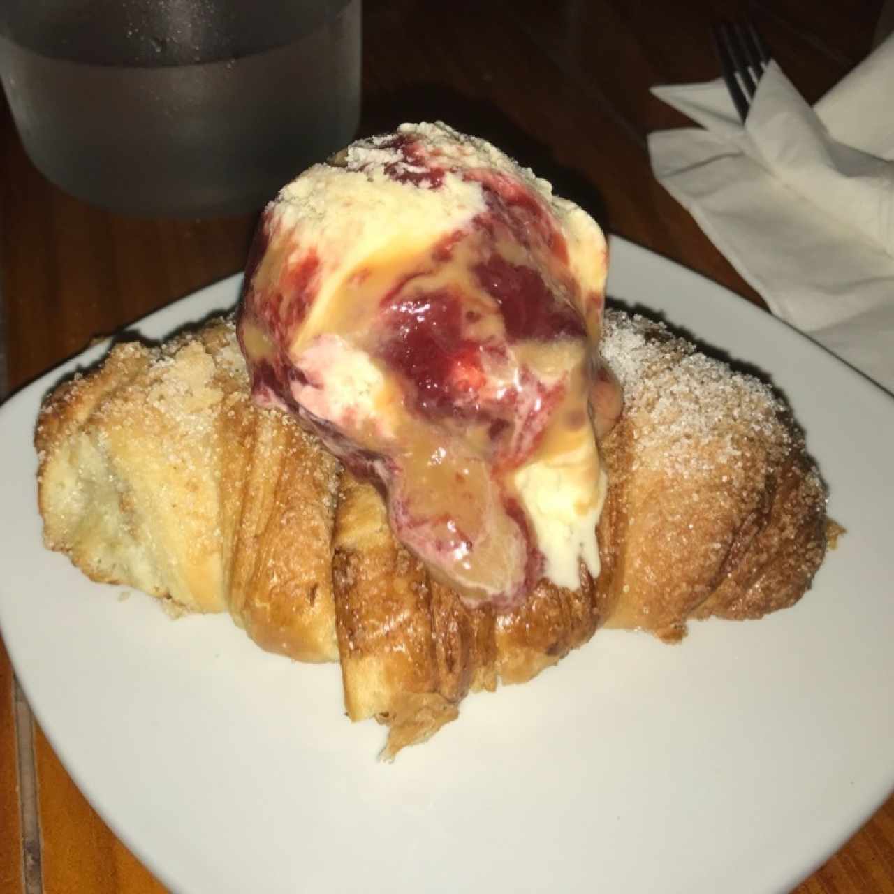 churro croissant con helado de vainilla y topping fresas con caramelo salado 10/10