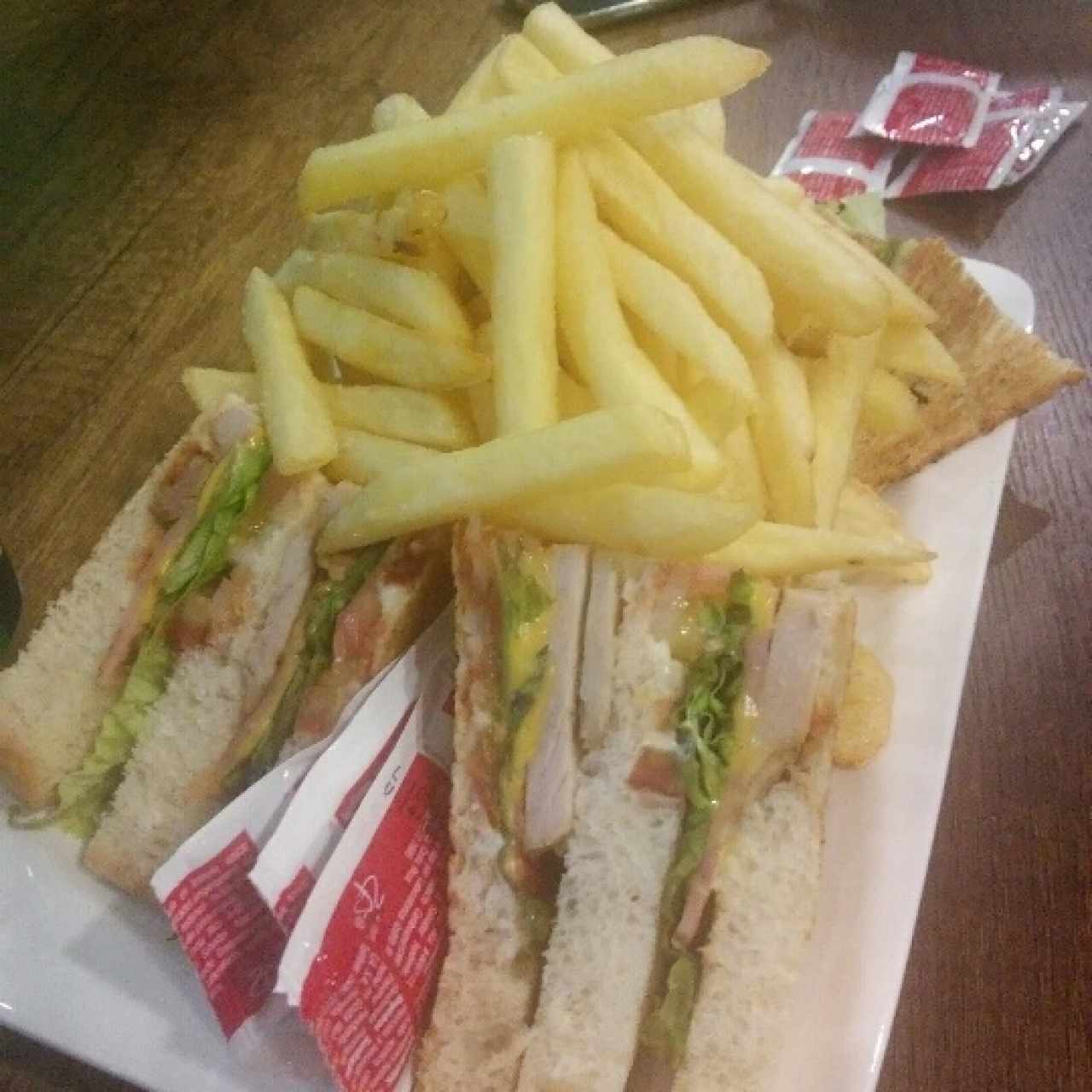 club sándwich (incluye bebida a eleccion) 