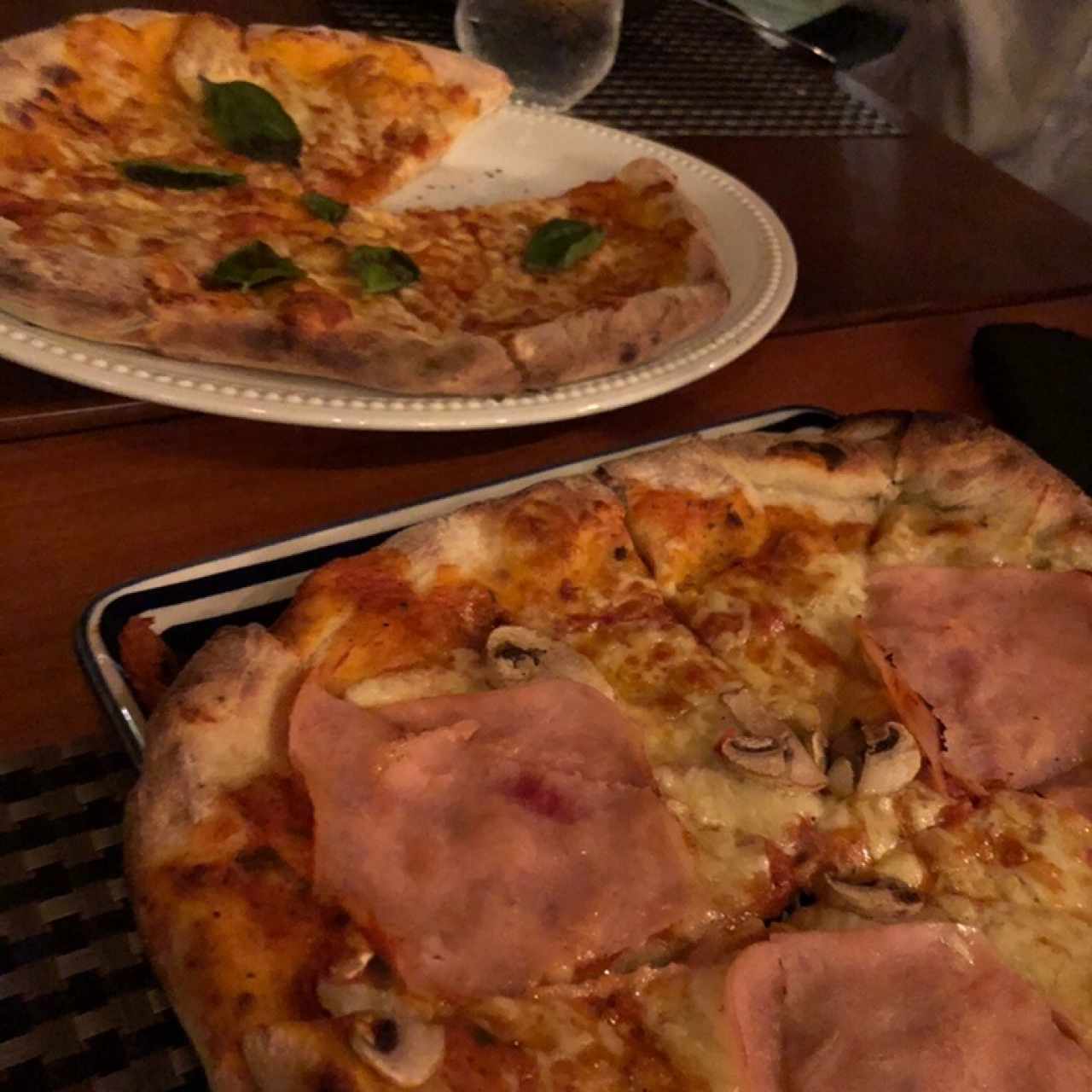 Pizza margherita y pizza de jamon con hongos 