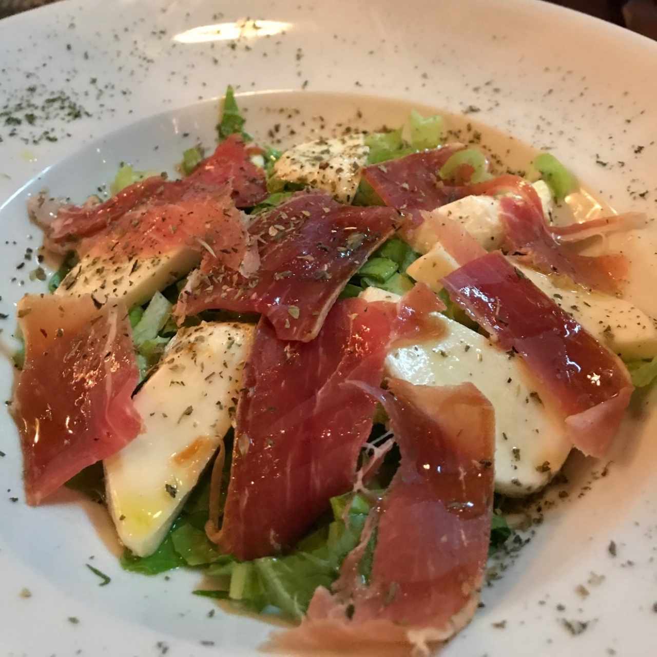 ensalada de prossciuto con mozzarella