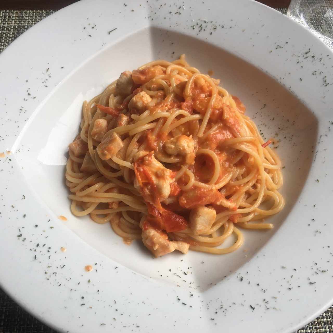 spaghetti con pollo en salsa rosada