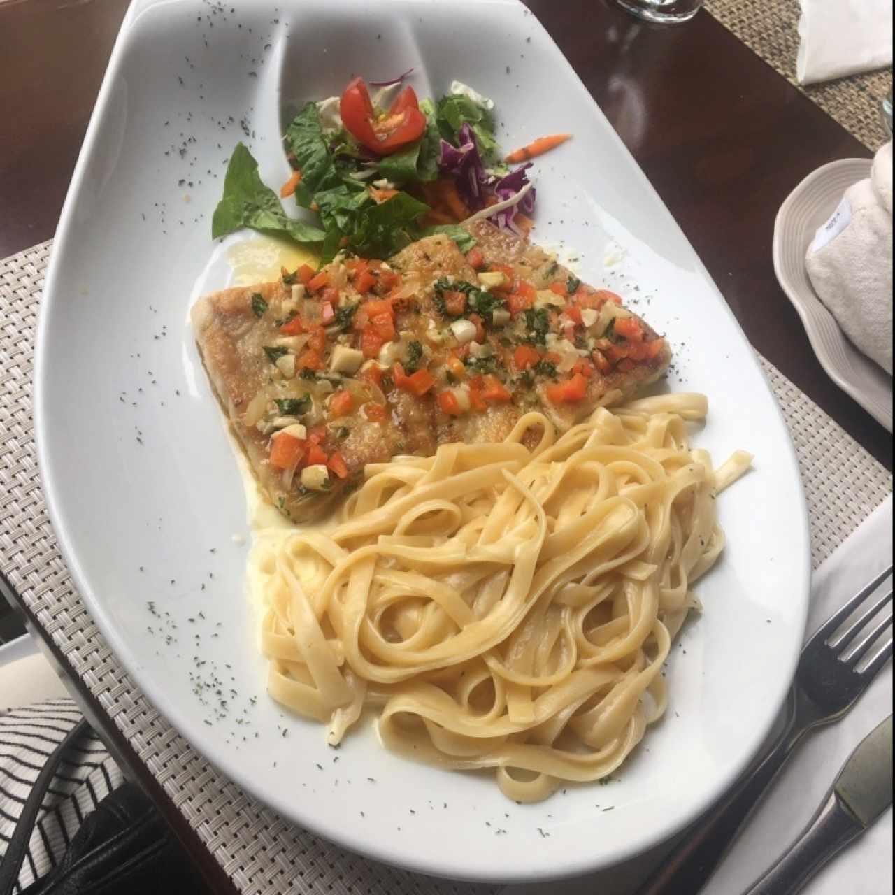 Corvina al ajillo con linguini en salsa blanca 