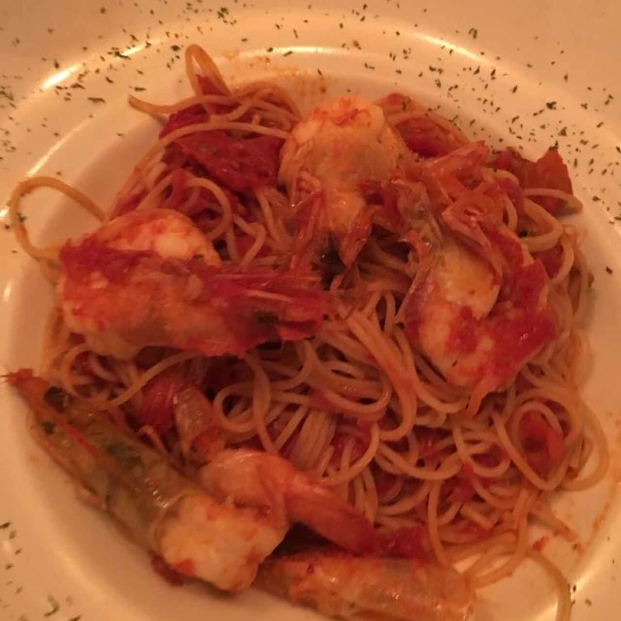 Spaguetti con langostinos en salsa de tomate fresco