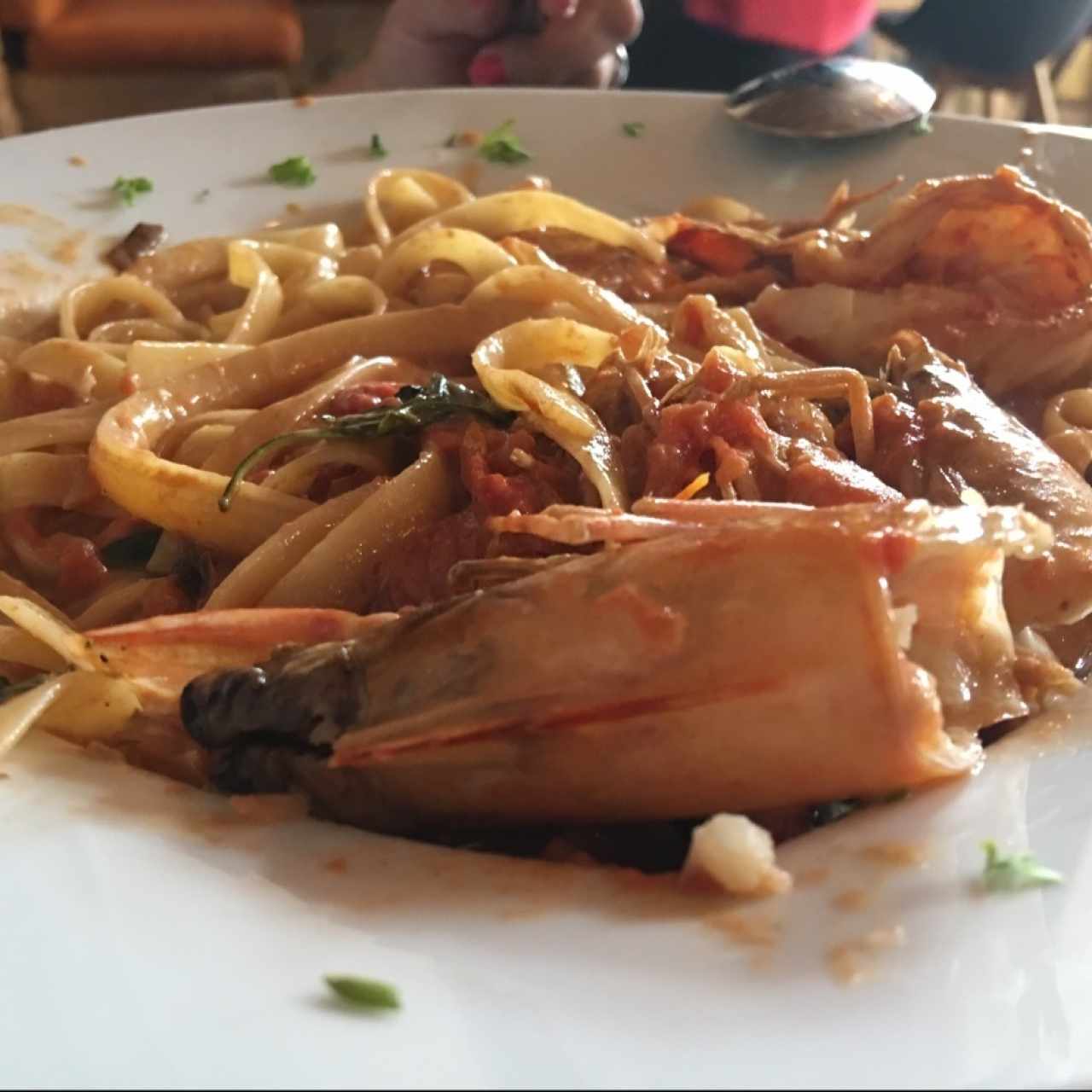 Pasta con langostinos en salsa rosada