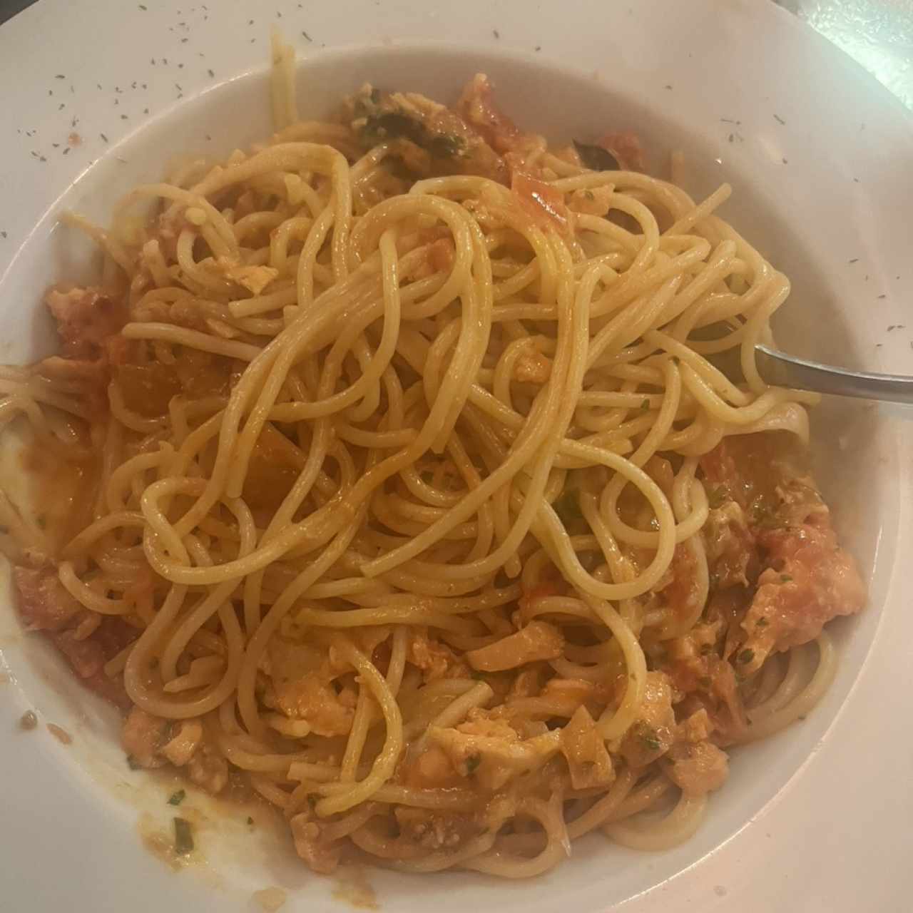 Spaghetti con pokitin salmón $17