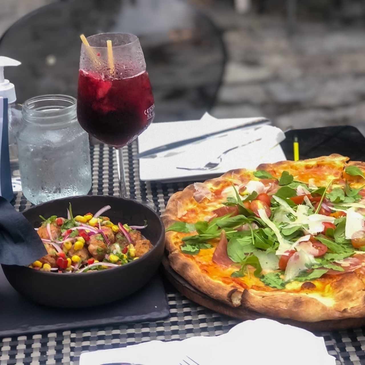 Ceviche Frito, Pizza de Rugula y Sangría de Fresa