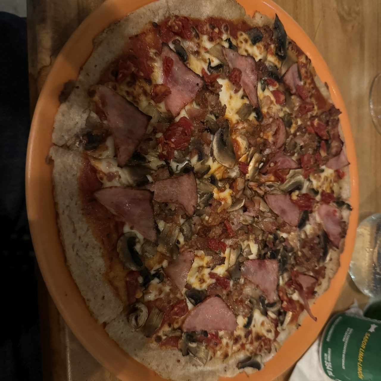 Pizza sin gluten de jamón, hongos y tocino