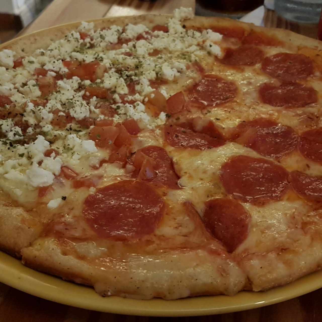 Pizza de Pepperoni y Queso Feta con Miel