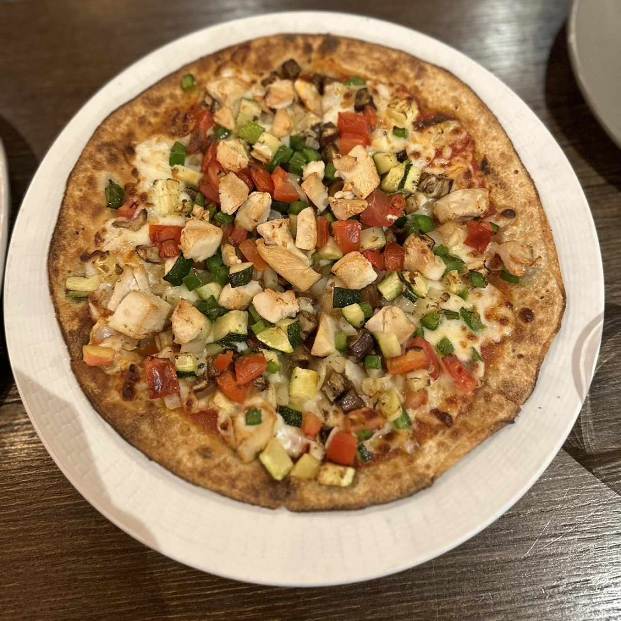 Pizza vegetariana con extra de pollo