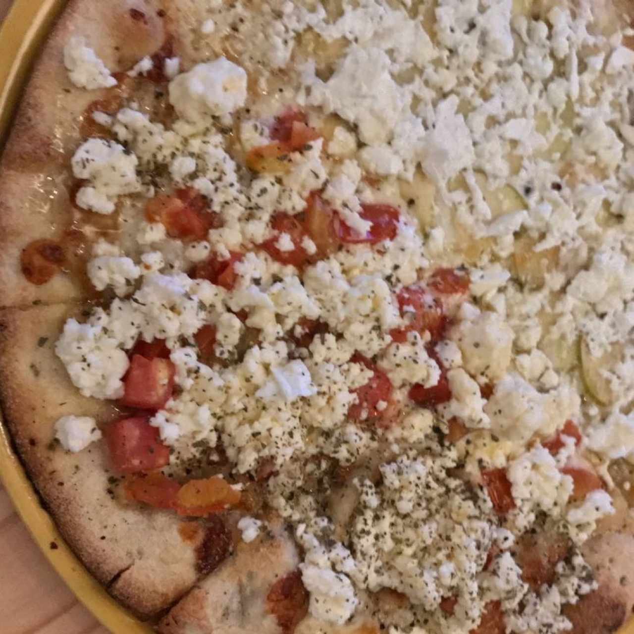 Pizza con manzana queso feta y tomate 😍