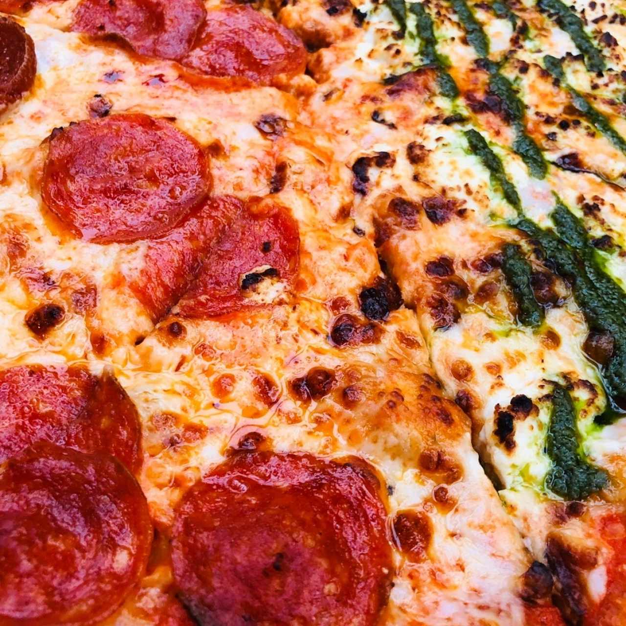 pizza pepperoni con mitad de pesto 