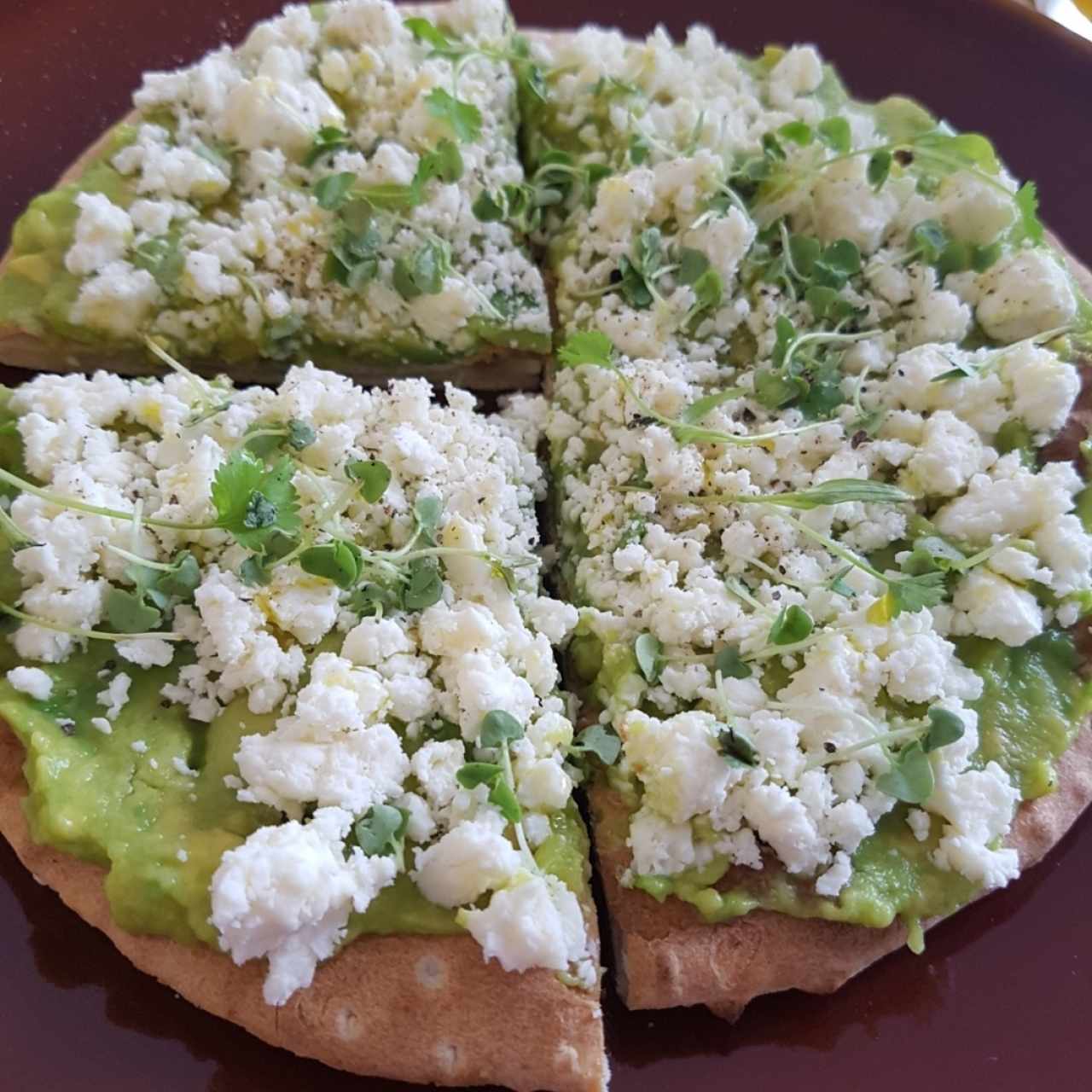 aguacate y queso feta