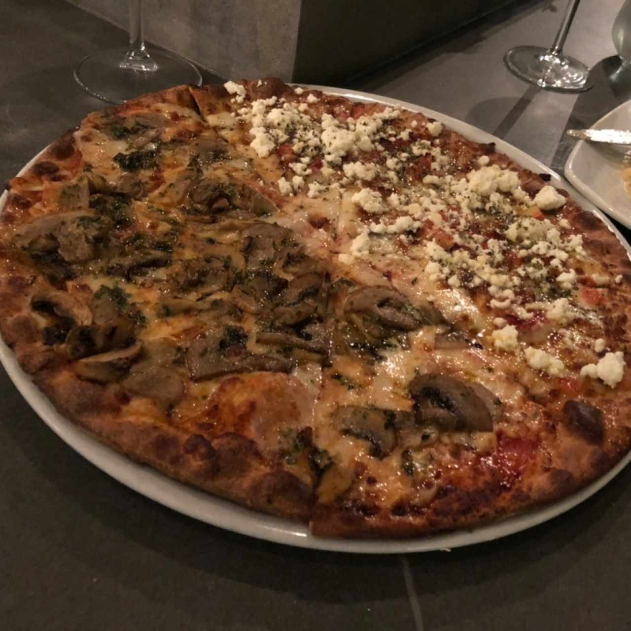 Pizzas - Champiñones al ajillo / Tomate queso Feta 