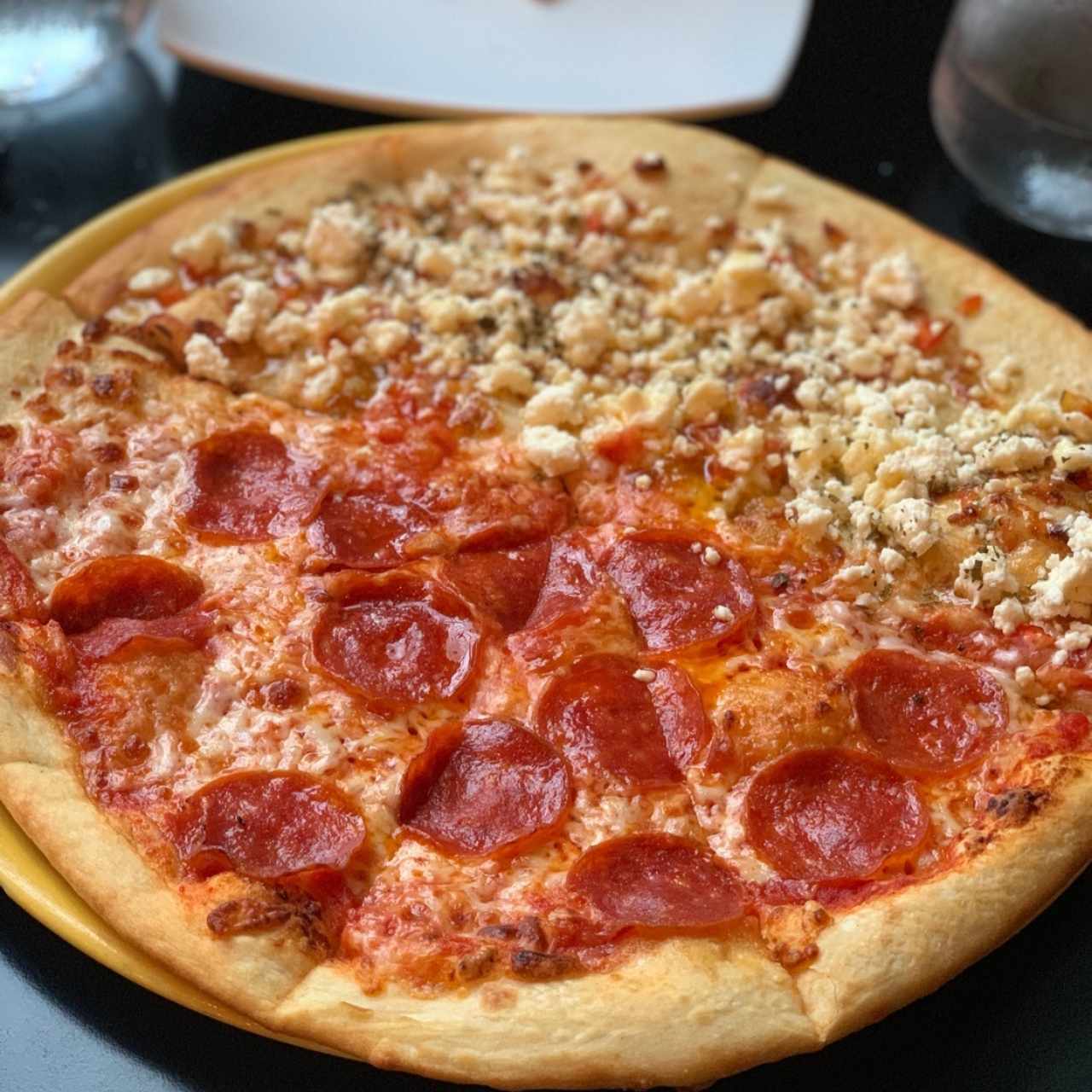 pizza feta con tomate y miel , peperroni 