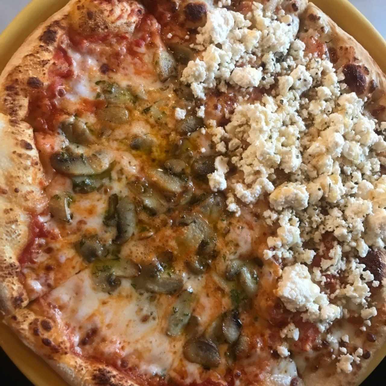 Pizzas - Champiñones al ajillo y tomate con queso feta