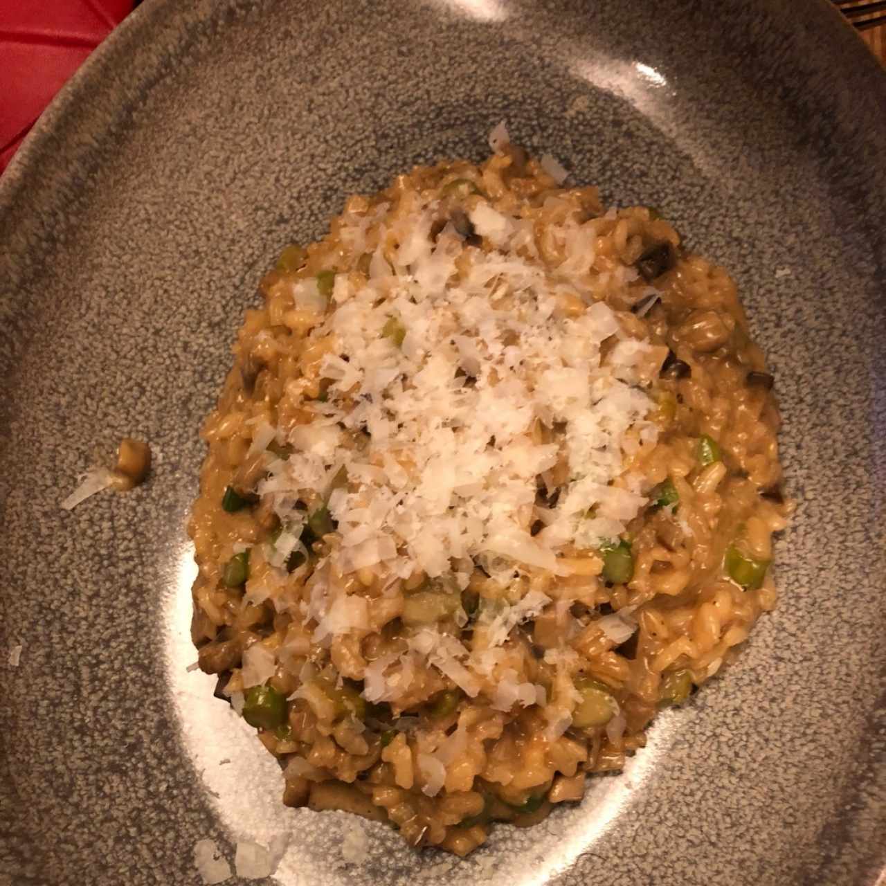 Risoto de hongos y espárragos