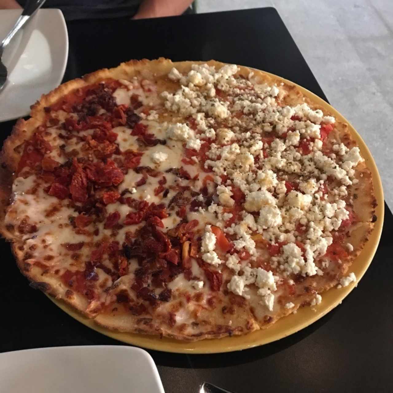 pizza gf mitad crispy bacon mitad tomate con feta