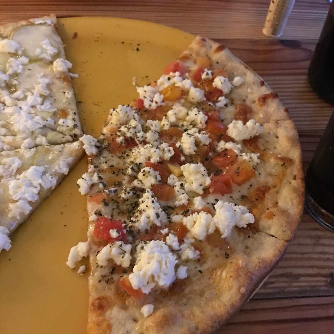 pizza con tomate queso feta y miel 