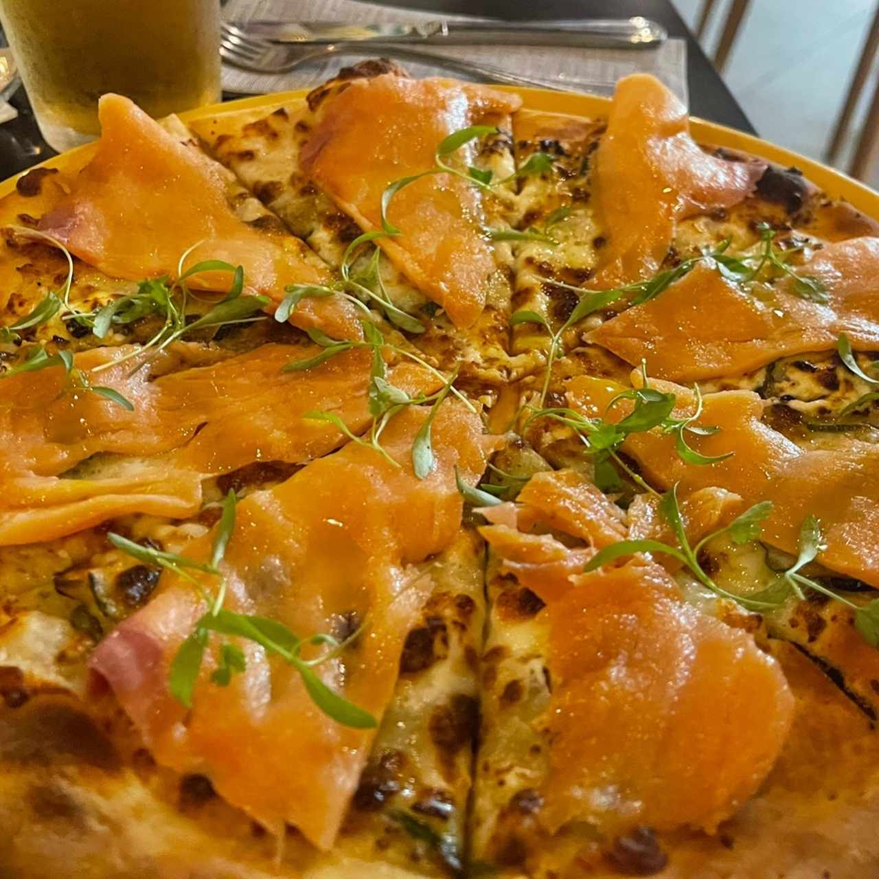 pizza de salmon y queso de cabra