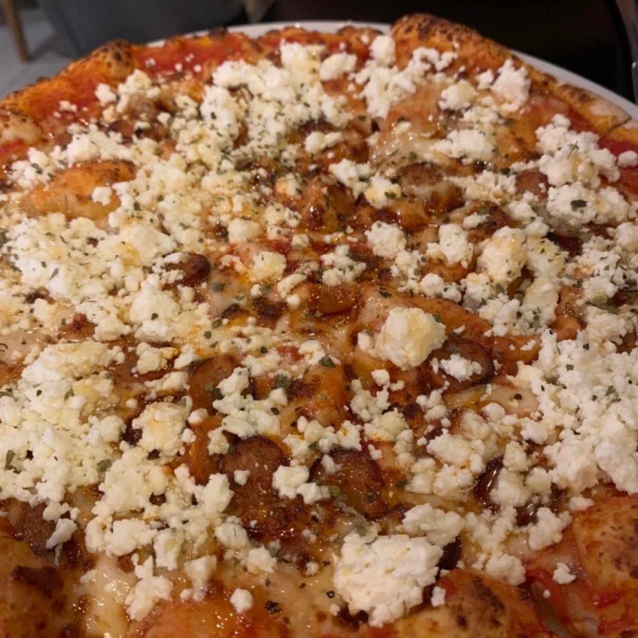 Pizza de tomate, queso feta, miel y chistorra
