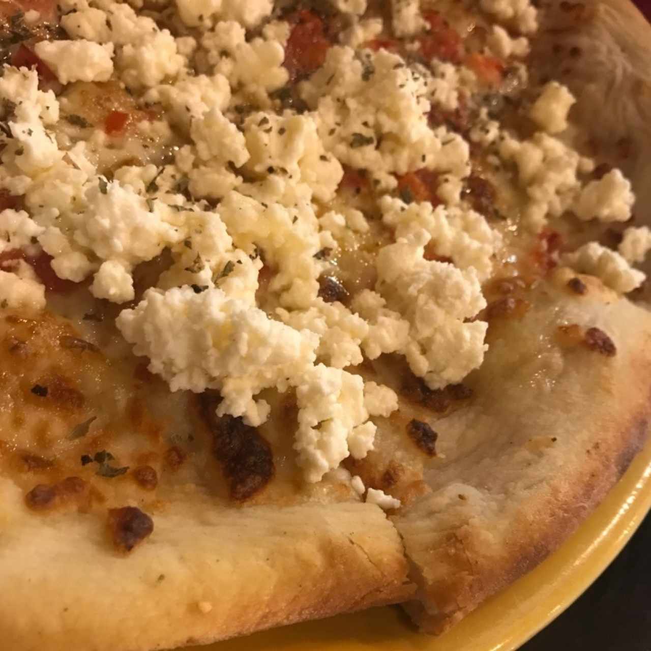 pizza tomate y queso feta