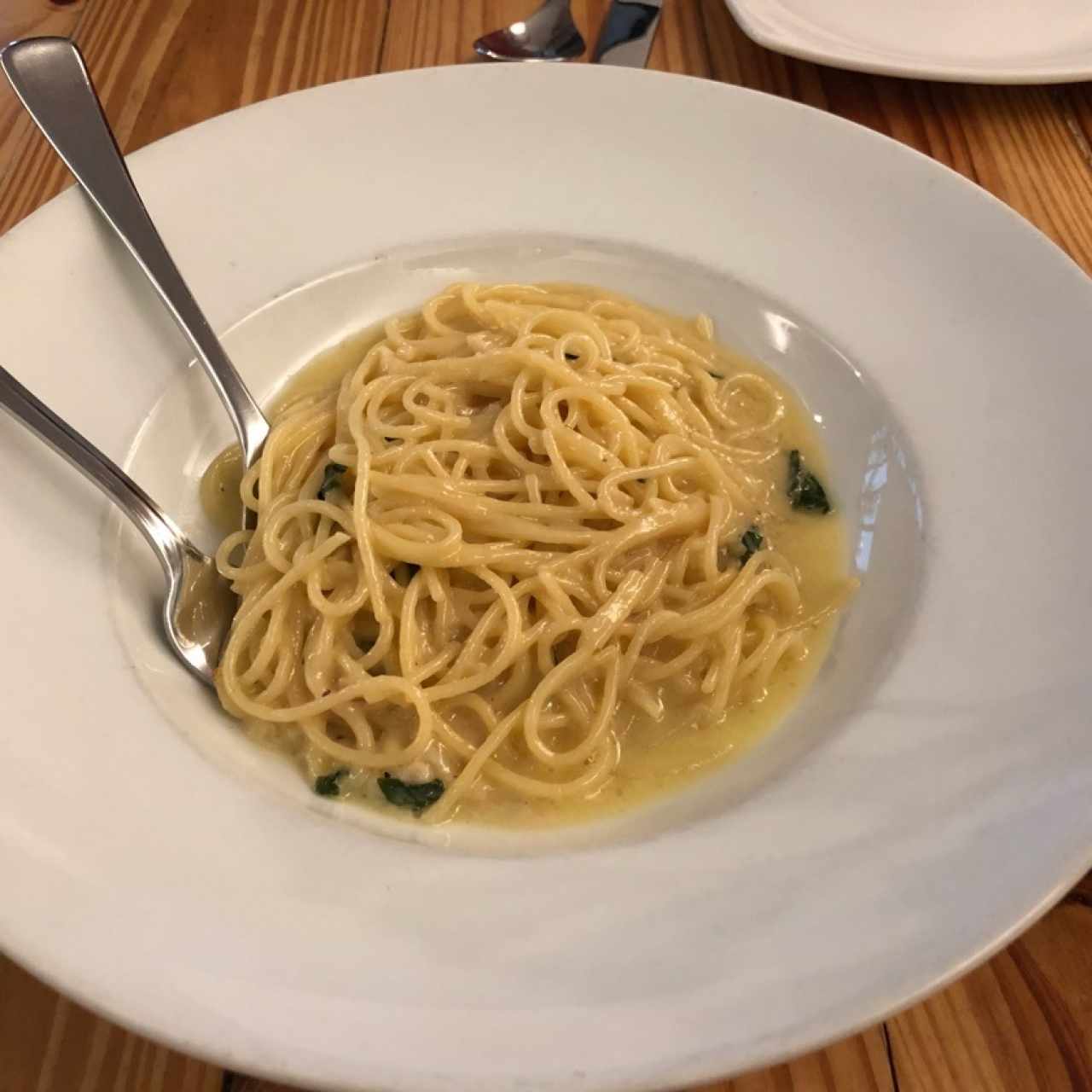 pasta aglio parmesano y albahaca. 