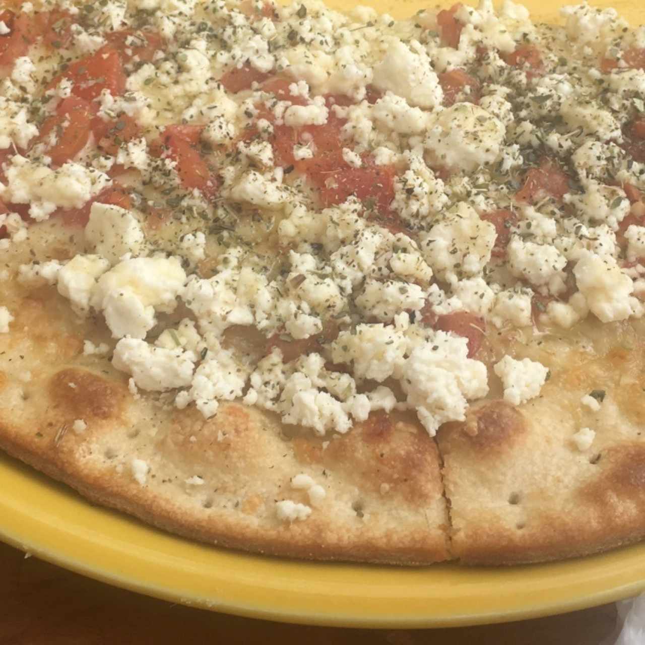 Pizza con tomate, queso, miel y albahaca