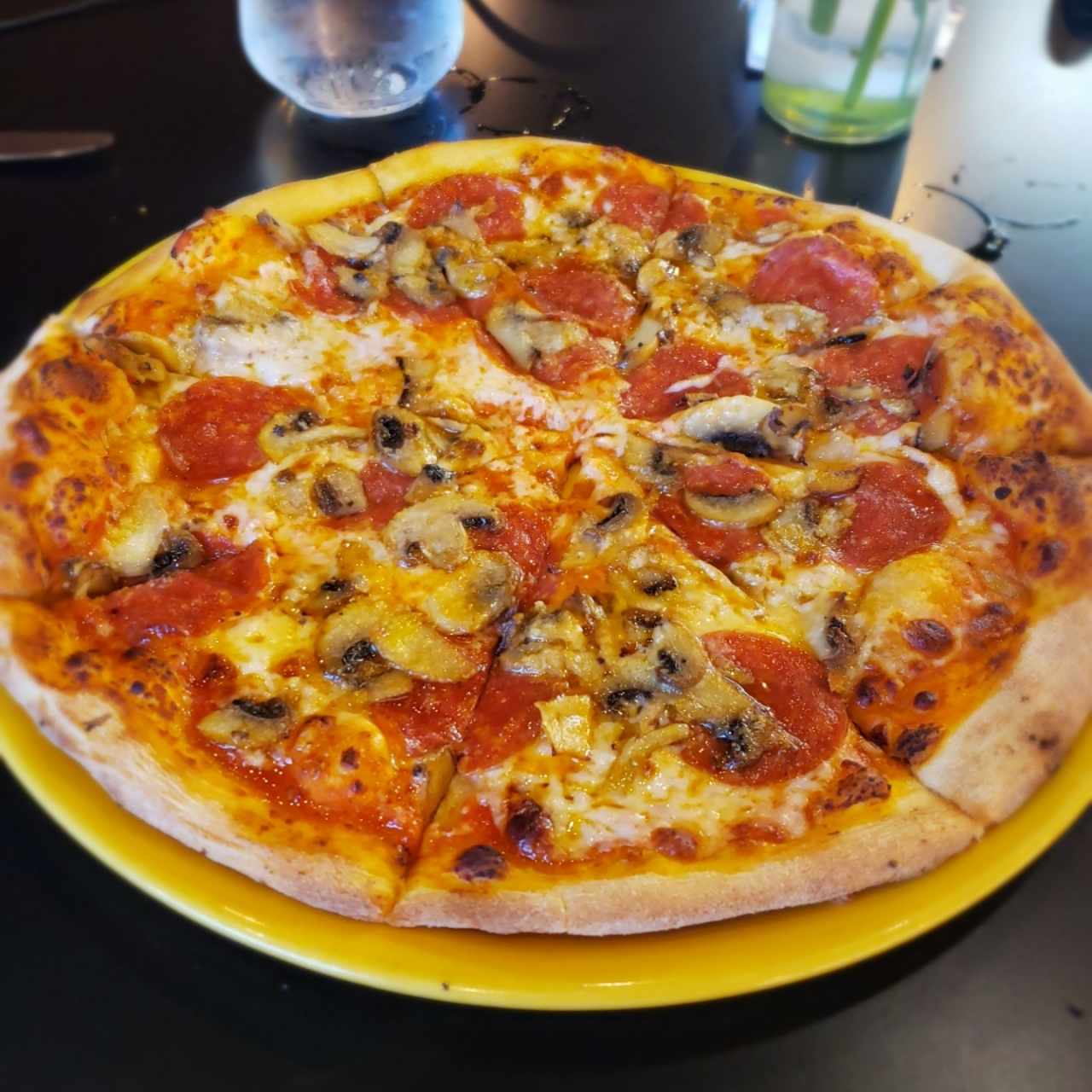Pizzas - Champiñones al ajillo, extra de peperoni 