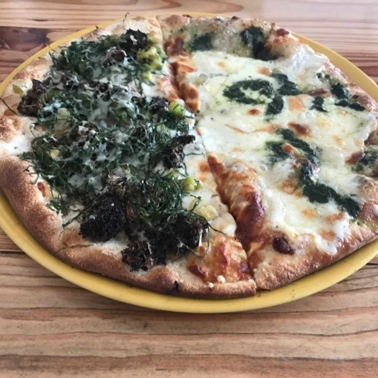 Mitas pizza verde y mitad cuatro quesos con pesto