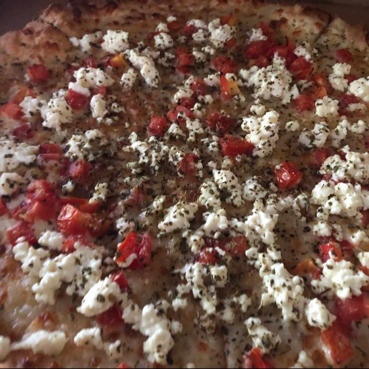 Pizza de tomate con feta