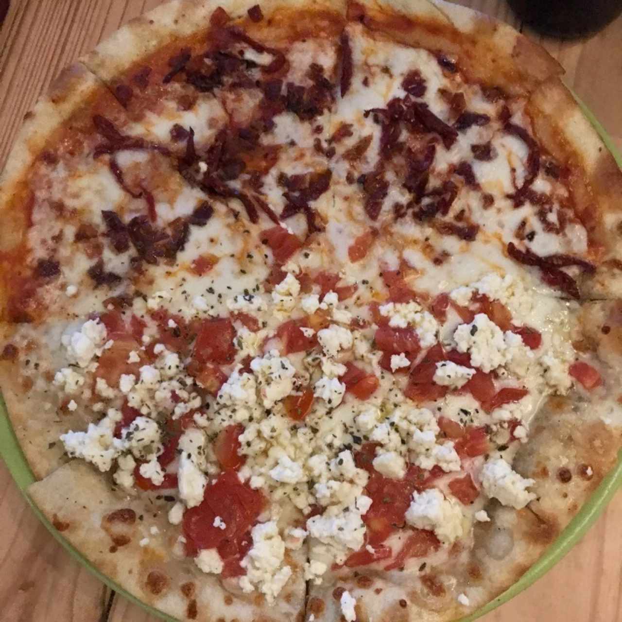 mitad crisy bacon mitad feta con miel