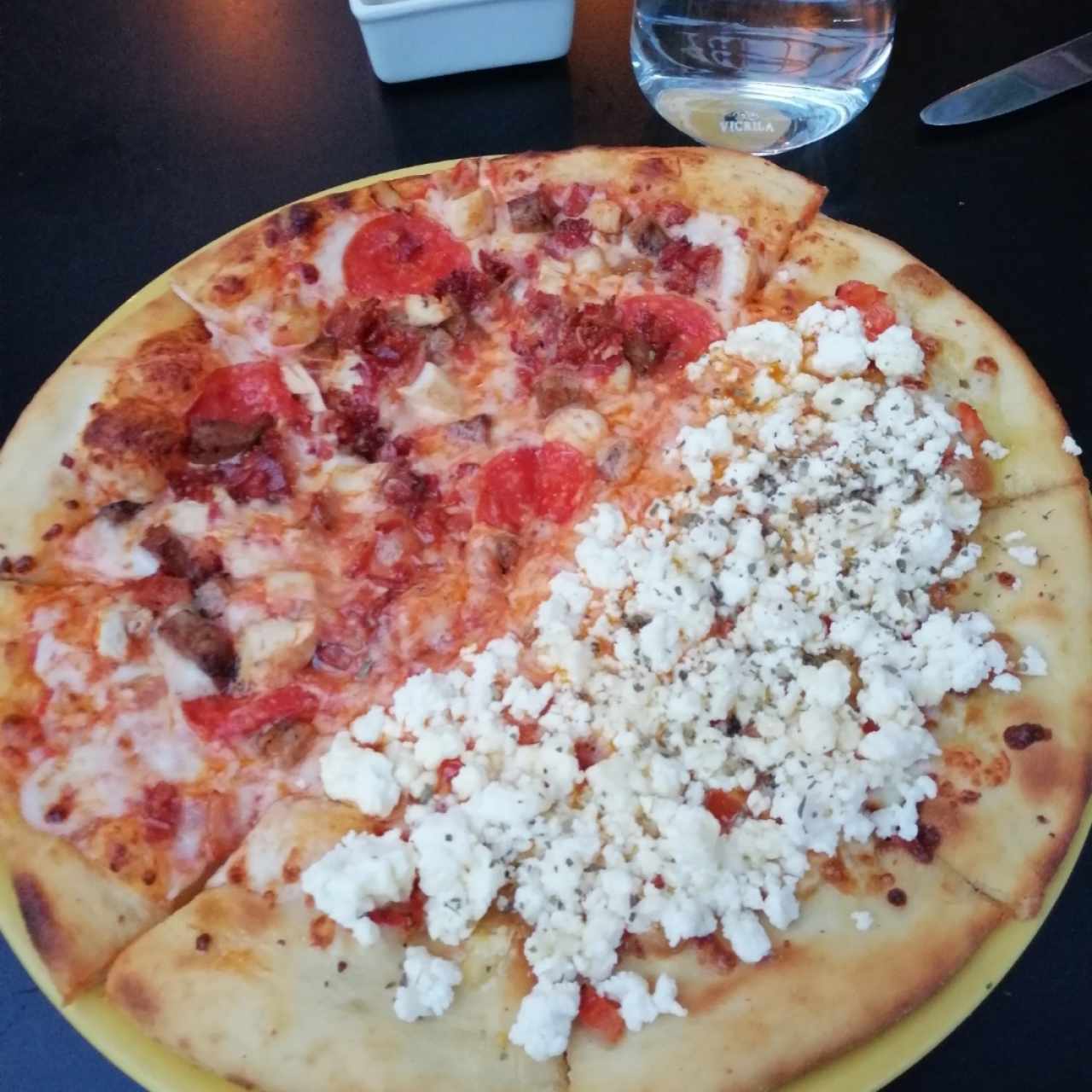 pizza de Tomate y queso feta y cuatro carnes