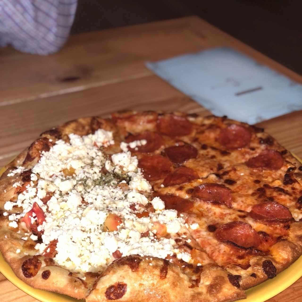 pizza mitad feta- mitad peperoni