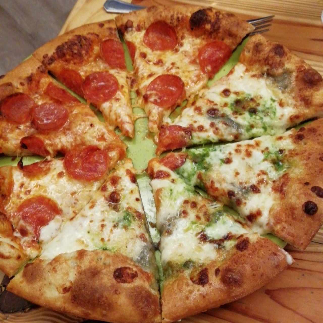 Pizza peperoni y cuatro quesos