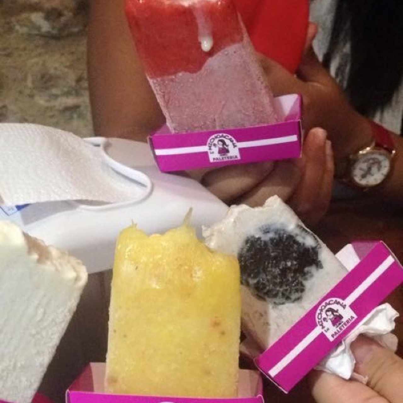 Paletas de Arroz con leche, Fresa rellena de leche condensada, Piña con chile y de Oreo.