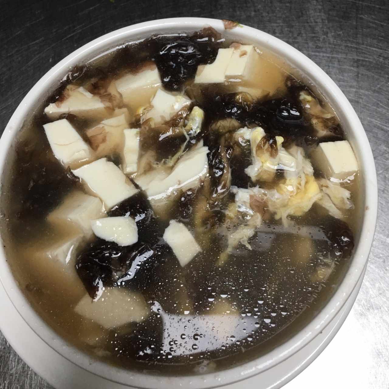 sopa de alga con puerco tau fu y huevo