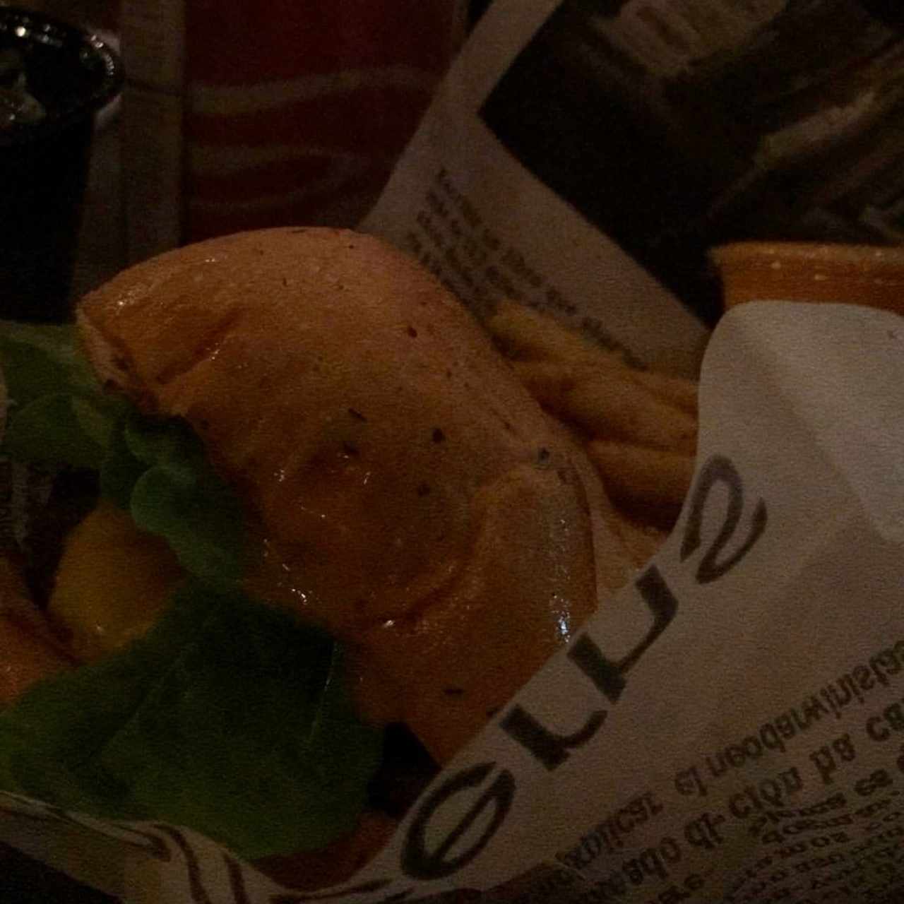 Hamburguesa “Putín” y papas fritas