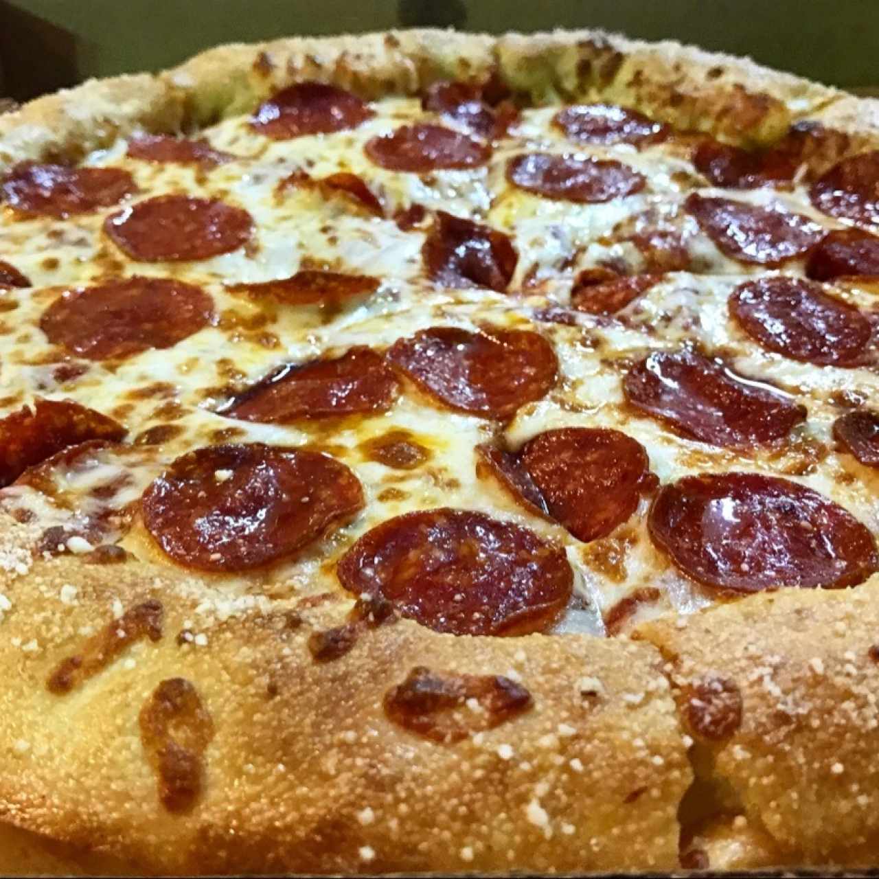 pizza de peperoni con bordes de queso
